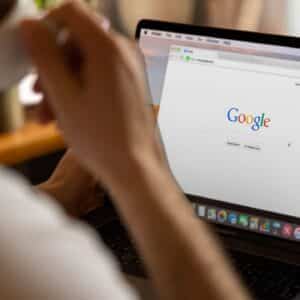 AI Overviews w Google: dlaczego bez TOP 10 Twojej strony nikt nie zobaczy